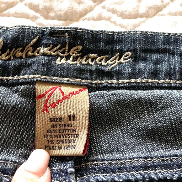 Jeans below the knee lenght with embelished applique. - Picture 7 of 7